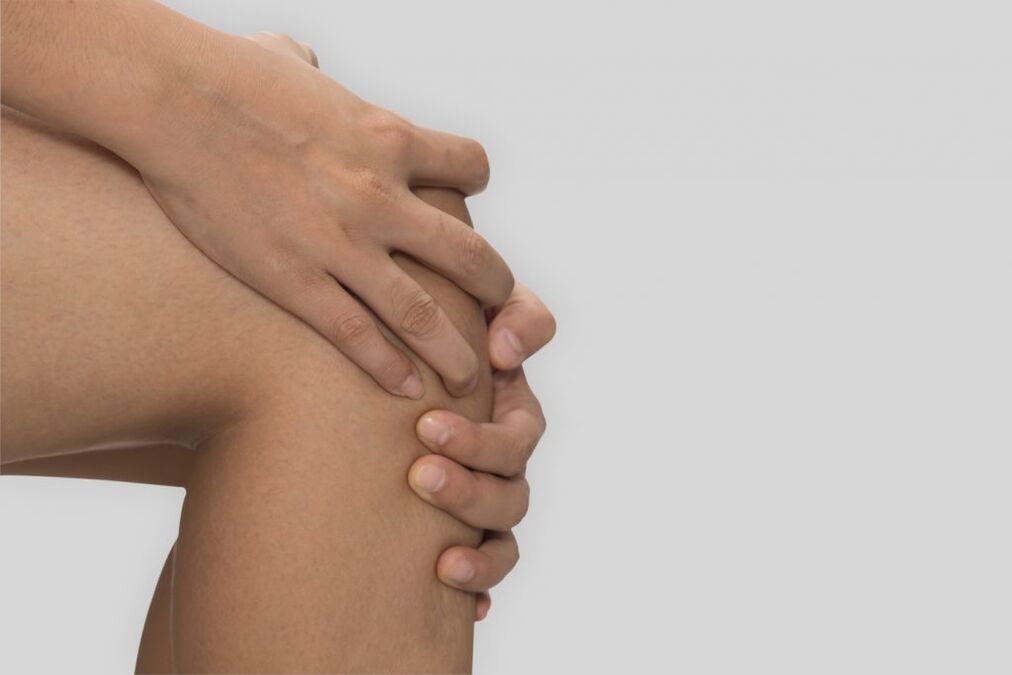 Osteoartrita articulației genunchiului, însoțită de mișcare limitată și durere la genunchi